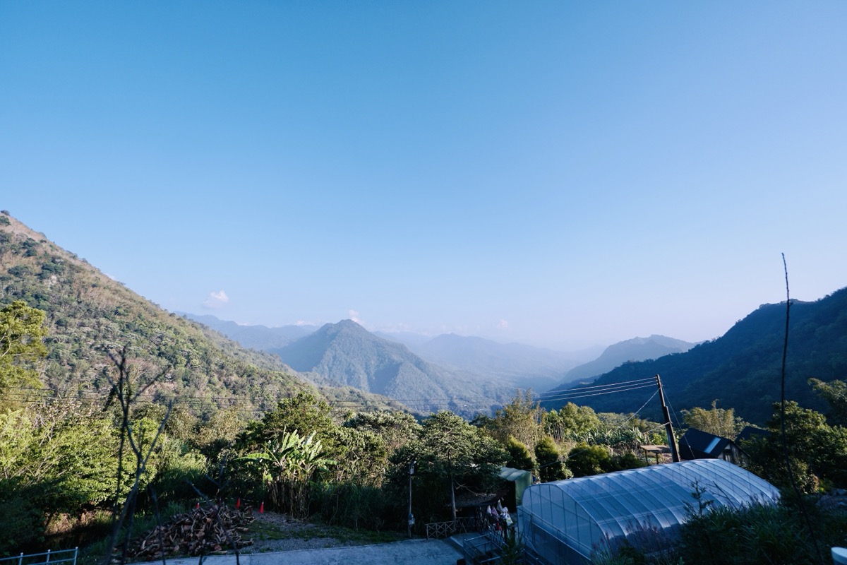 從游芭絲鄒宴餐廳停車場眺望的山谷風景
