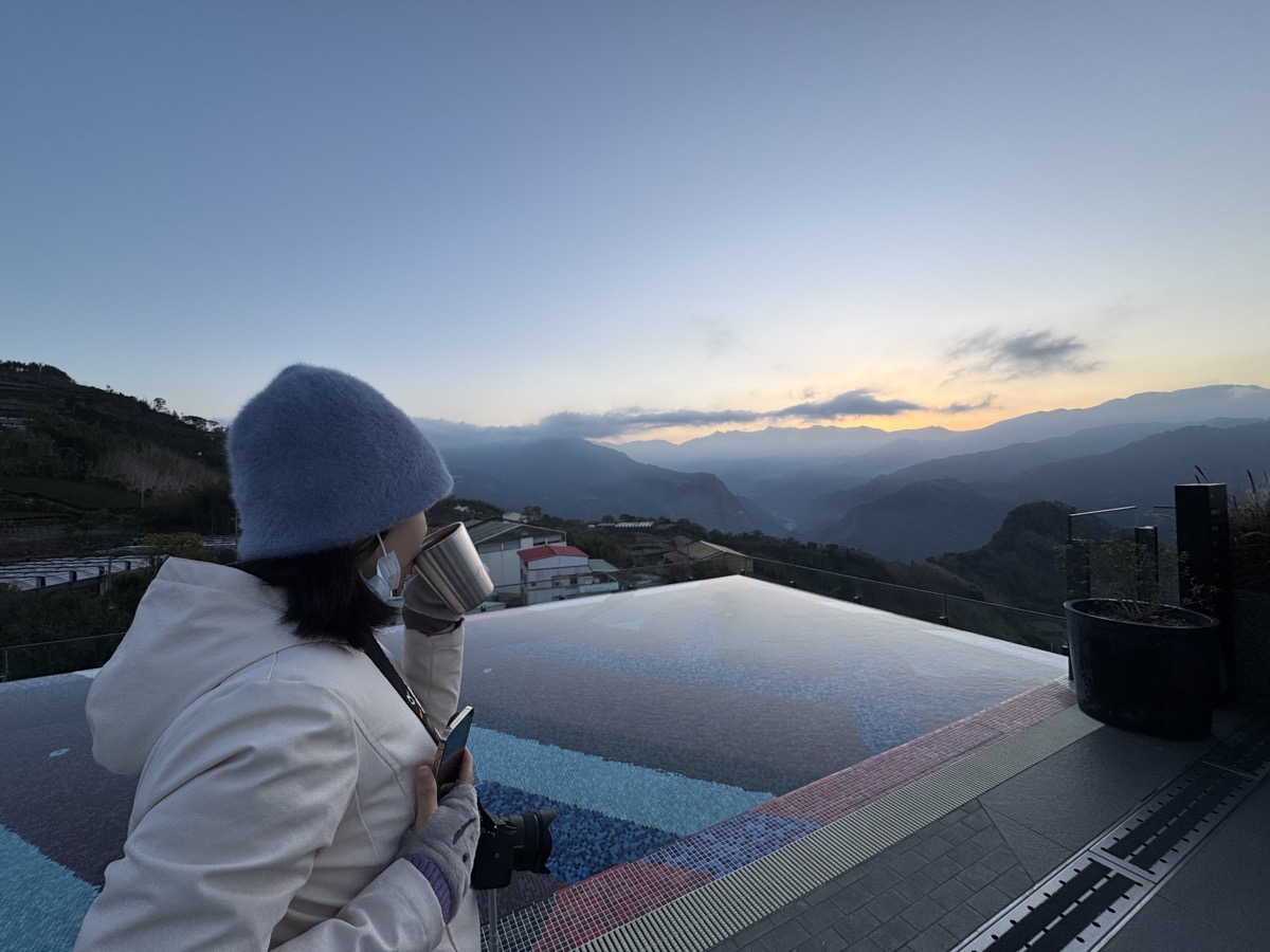 阿里山英迪格頂樓日出，熱可可與日出藍調的奢華交織
