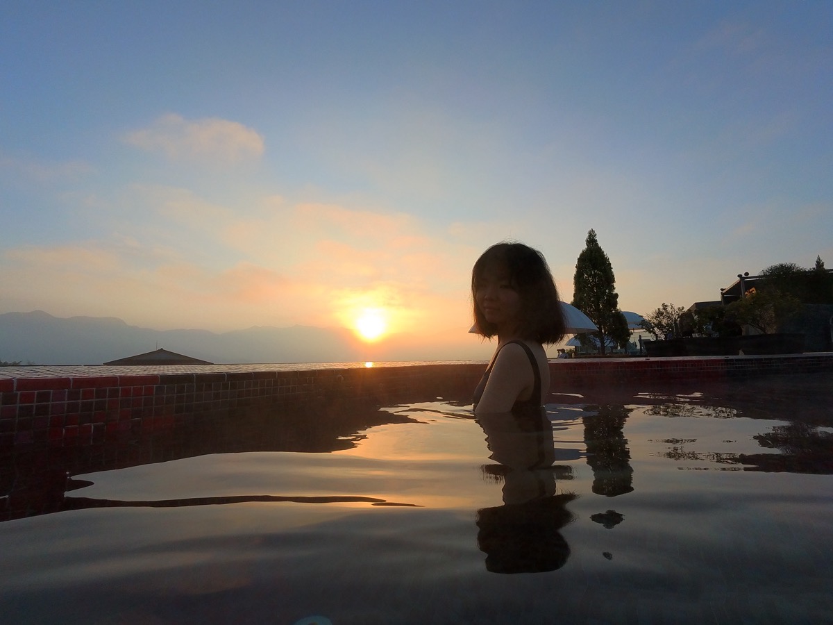 浸泡在 40°C 露天暖池中，迎接日出金光的沉浸式體感