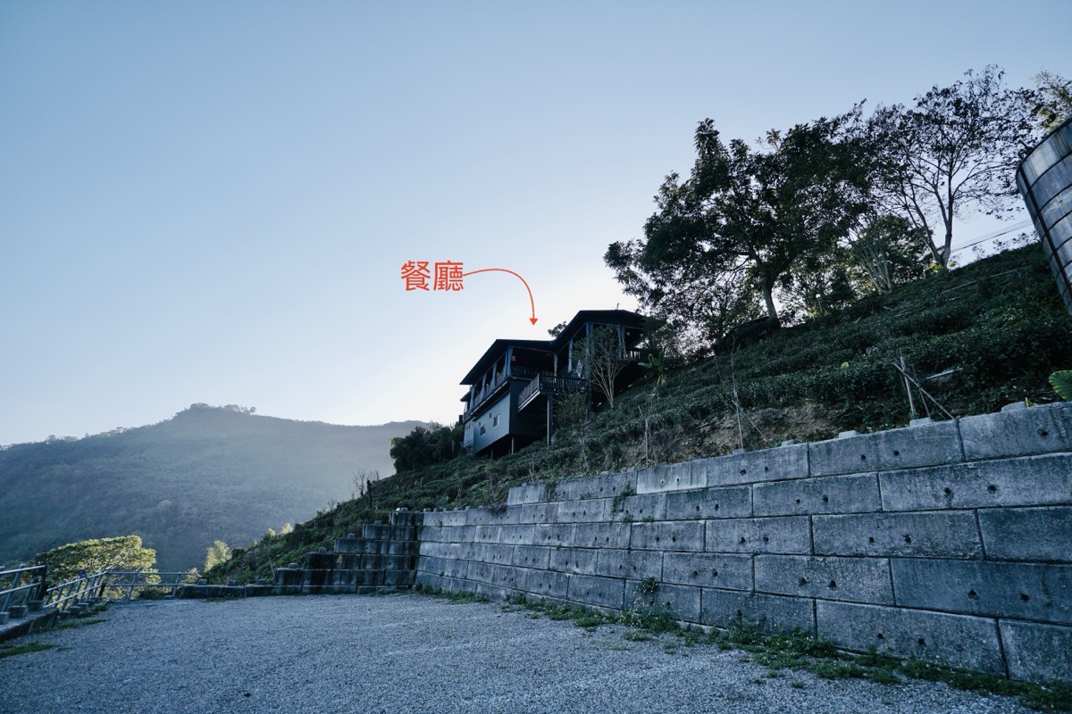 建在山崖邊緣的半開放式游芭絲鄒宴餐廳高腳屋建築