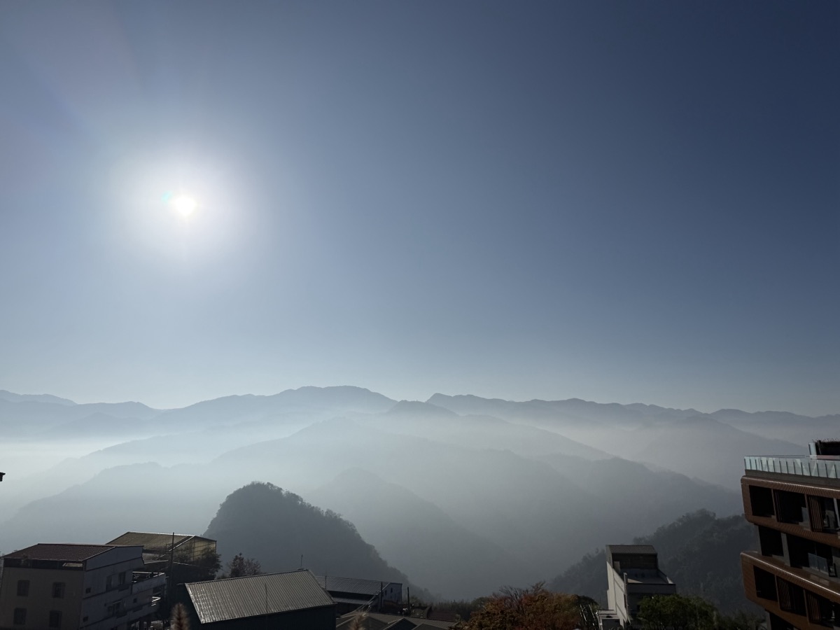 阿里山頂樓遠眺，雲霧繚繞玉山群峰的壯麗大景