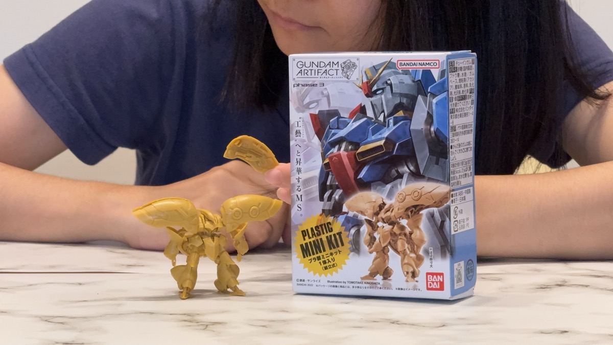 玩家正在展示萬代 GUNDAM ARTIFACT 第三彈丘貝雷盒玩模型的開箱精選圖